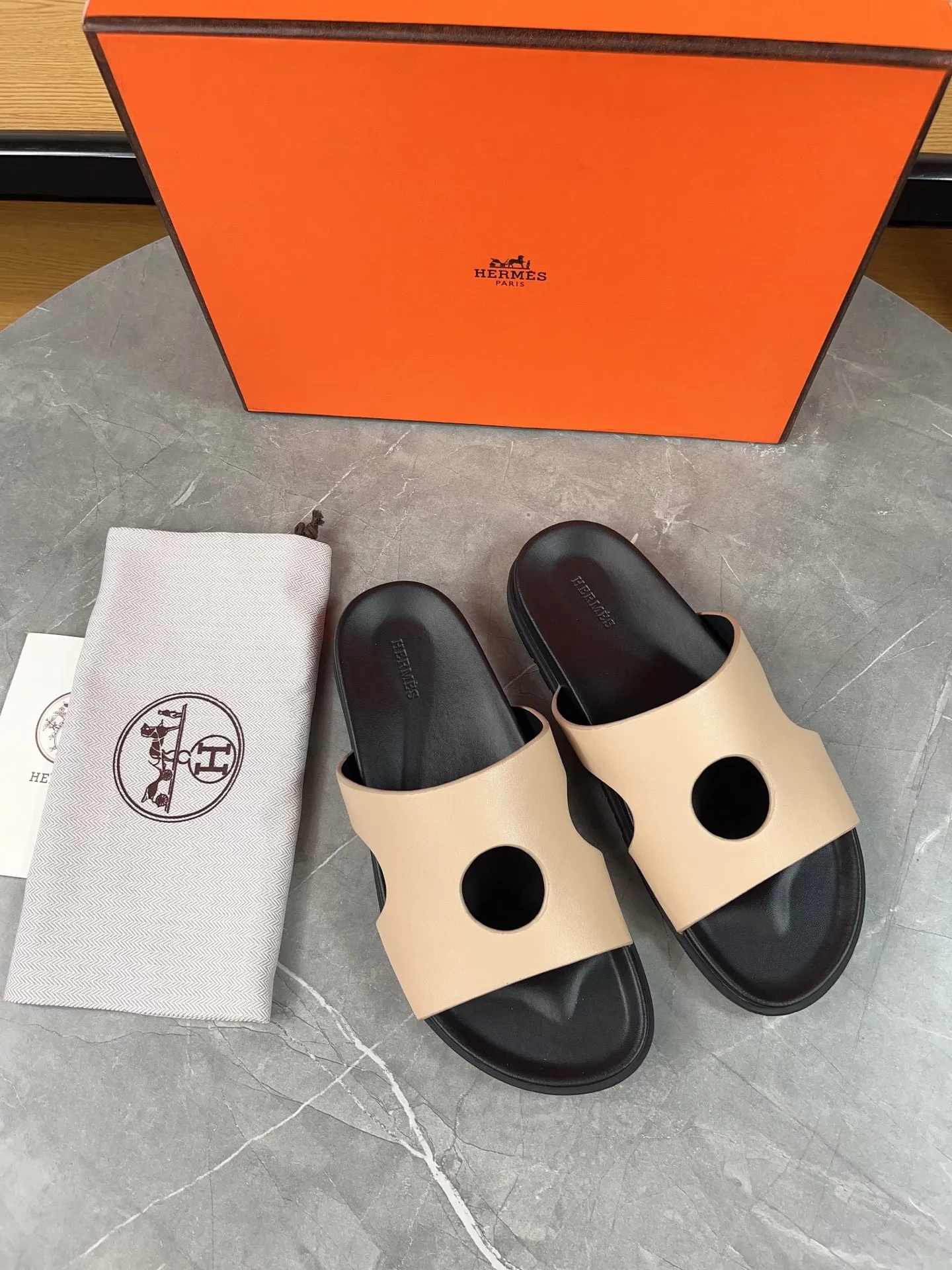 p400🐮🐮H family classic (couple style) Hermes Hermes spring and summer sandals series! Classic style, always popular slippers - sandals, great with any combination! ! ! Upper: imported PU inner lining: imported mixed sheepskin Outsole: Tpu non-slip and wear-resistant outsole Female size: 35-40 (customized at 41) Male size: 39-45 (customized at 39.45)